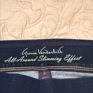 Gloria Vanderbilt Dark Blue capris jeans
Stretchy